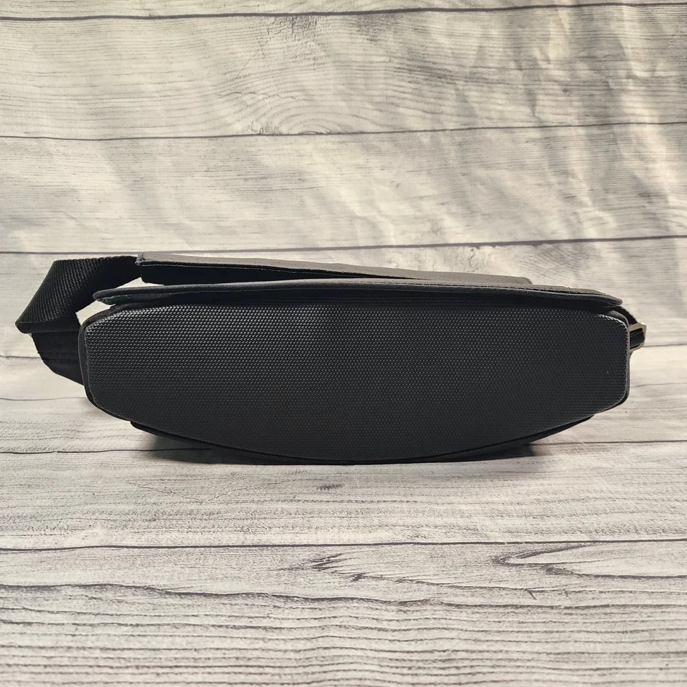 Bose SoundDock Speaker Bag Black Synthetic Leather Nylon Shoulder Strap Padded
